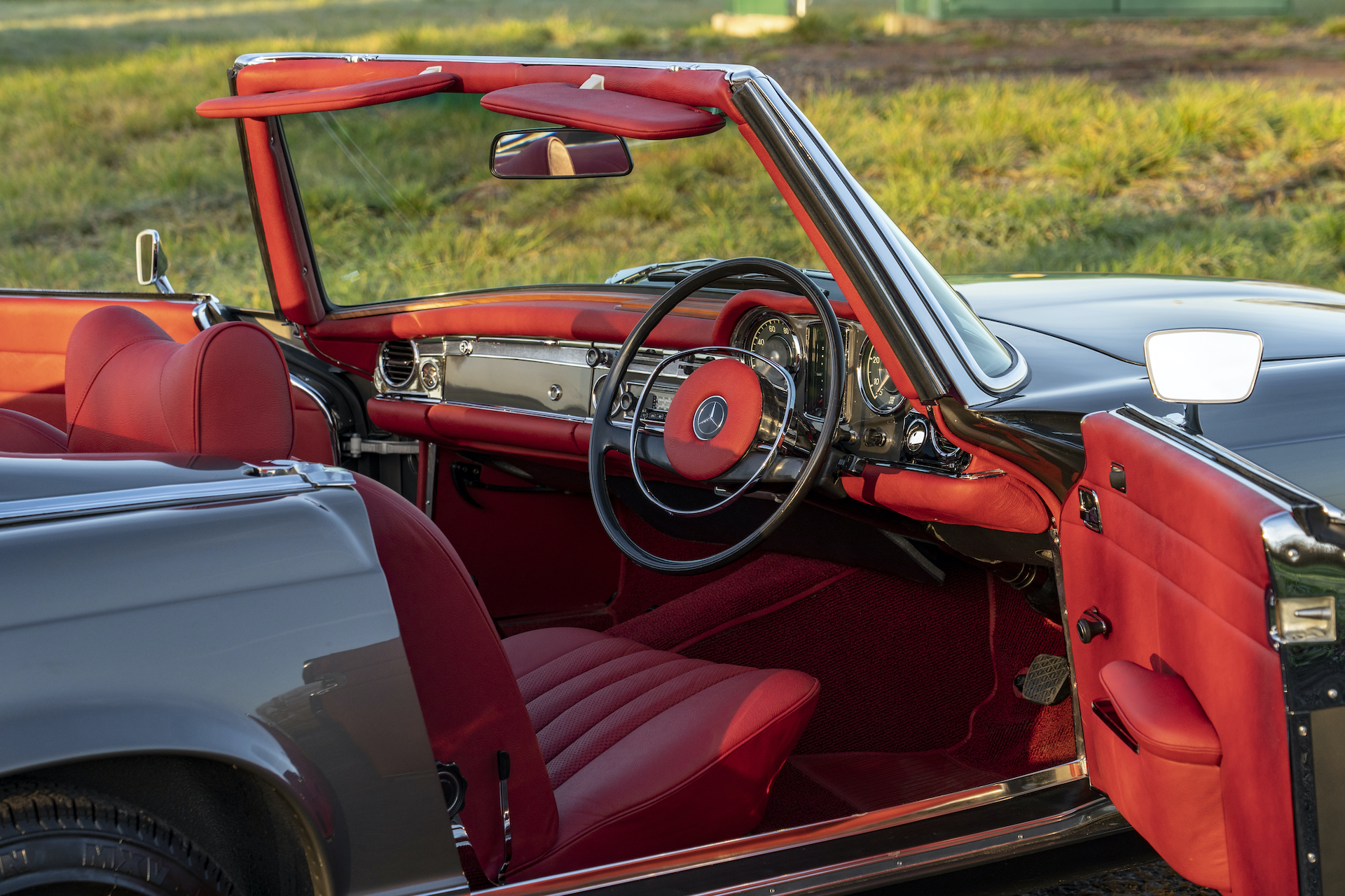 MERCEDES PAGODA 280 SL DRIVERS SIDE INTERIOR