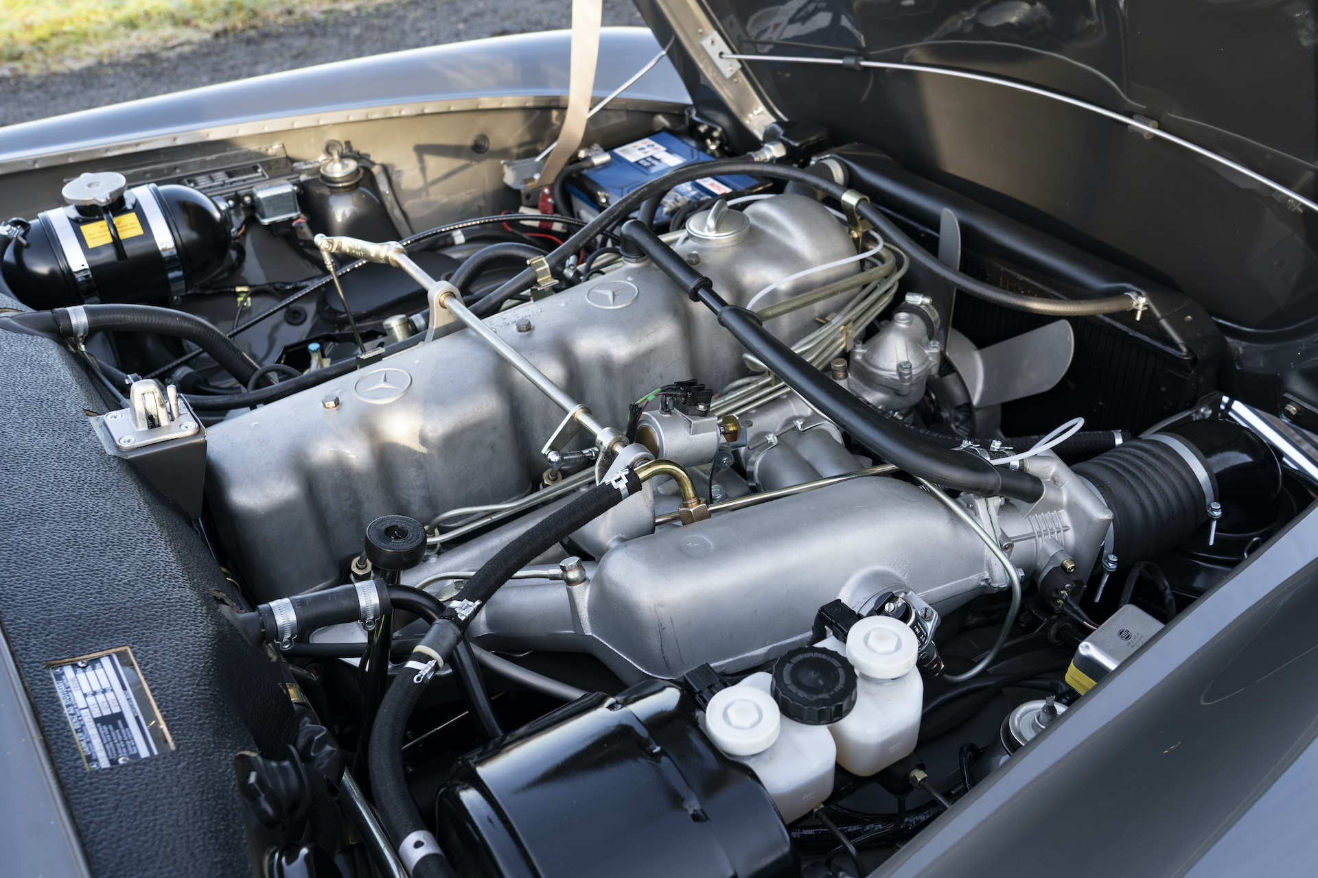 280 SL Engine Bay