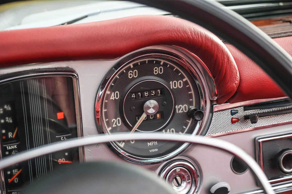 Speed Dial of a Mercedes-Benz 280SL