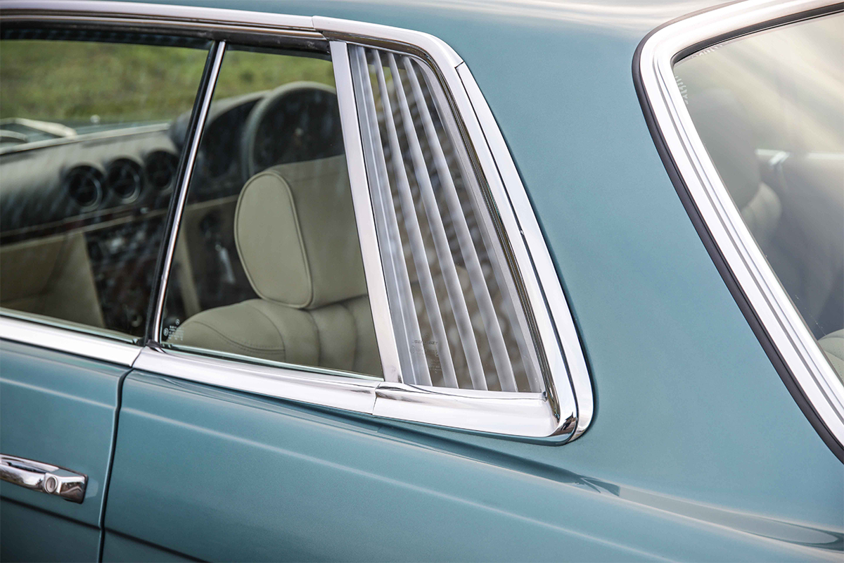 Classic Mercedes SLC Louvres