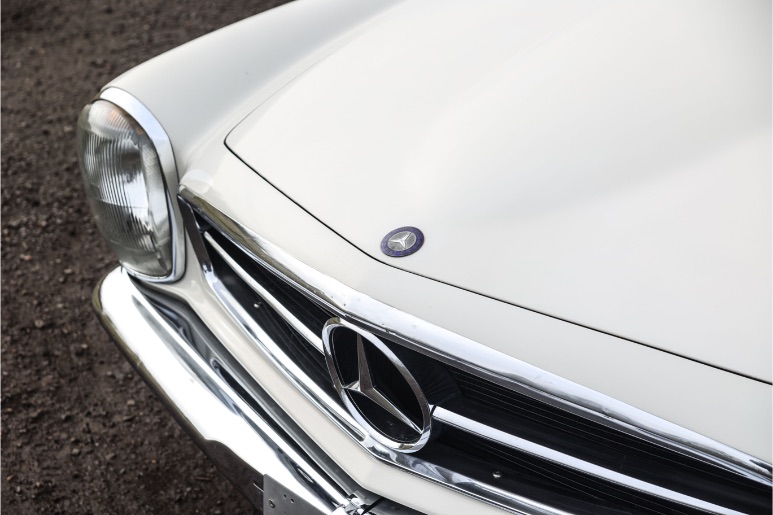 Front grille of a Mercedes 280SL
