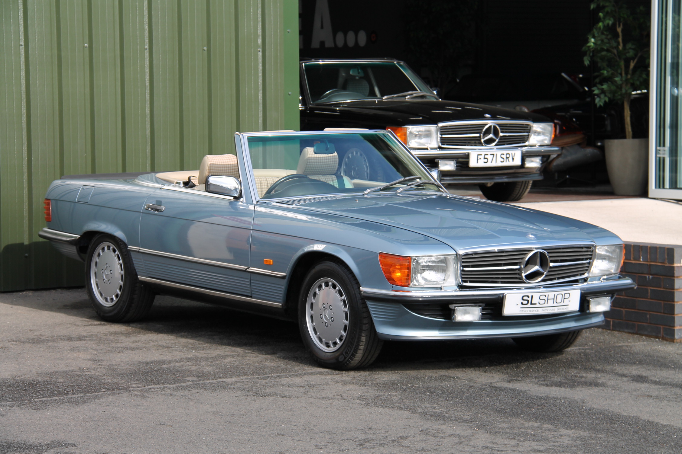 Mercedes 1987. Mercedes-Benz 280sl r107. Mercedes-Benz 300sl r107. Mercedes SL 1987. Мерседес SL 107.