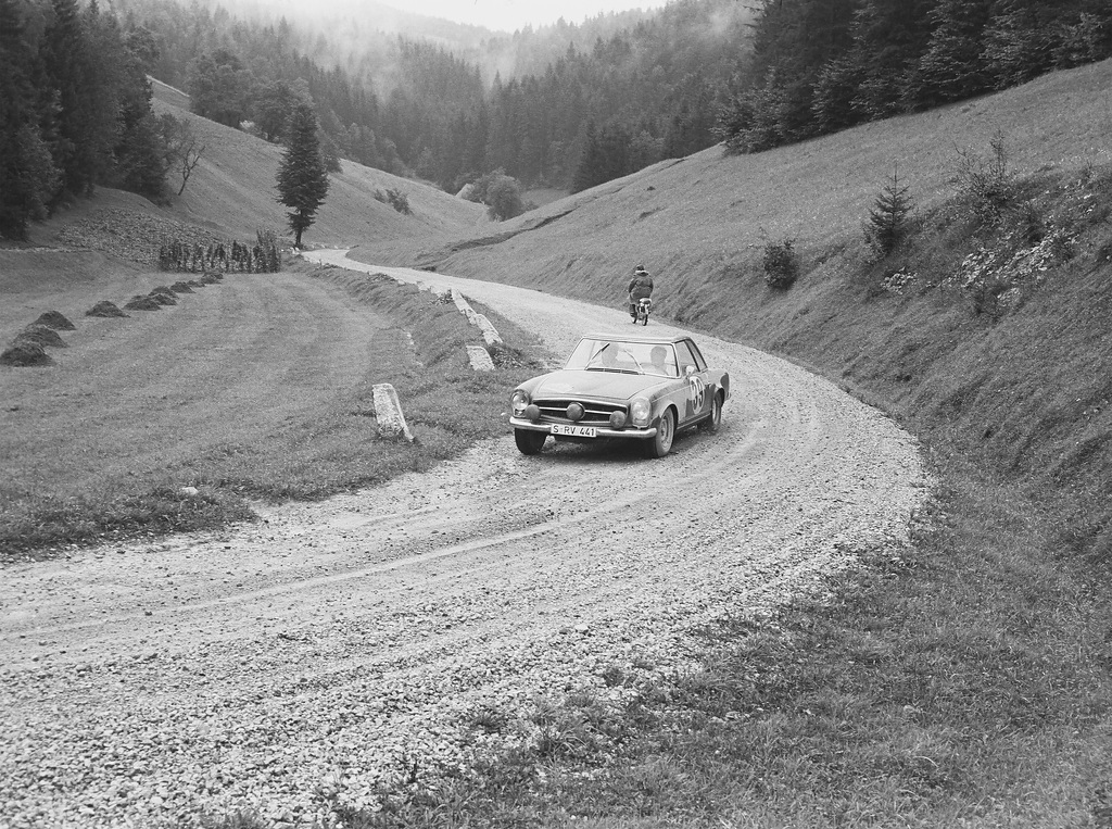 Mercedes SL Pagoda rallying through the countryside