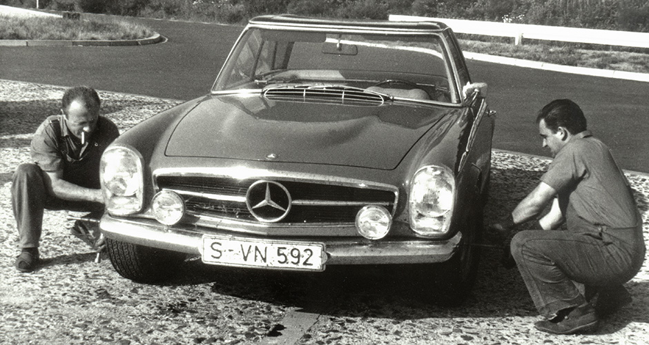 Waxenburger et al. check the tires of the 6.3 litre W113 Pagoda