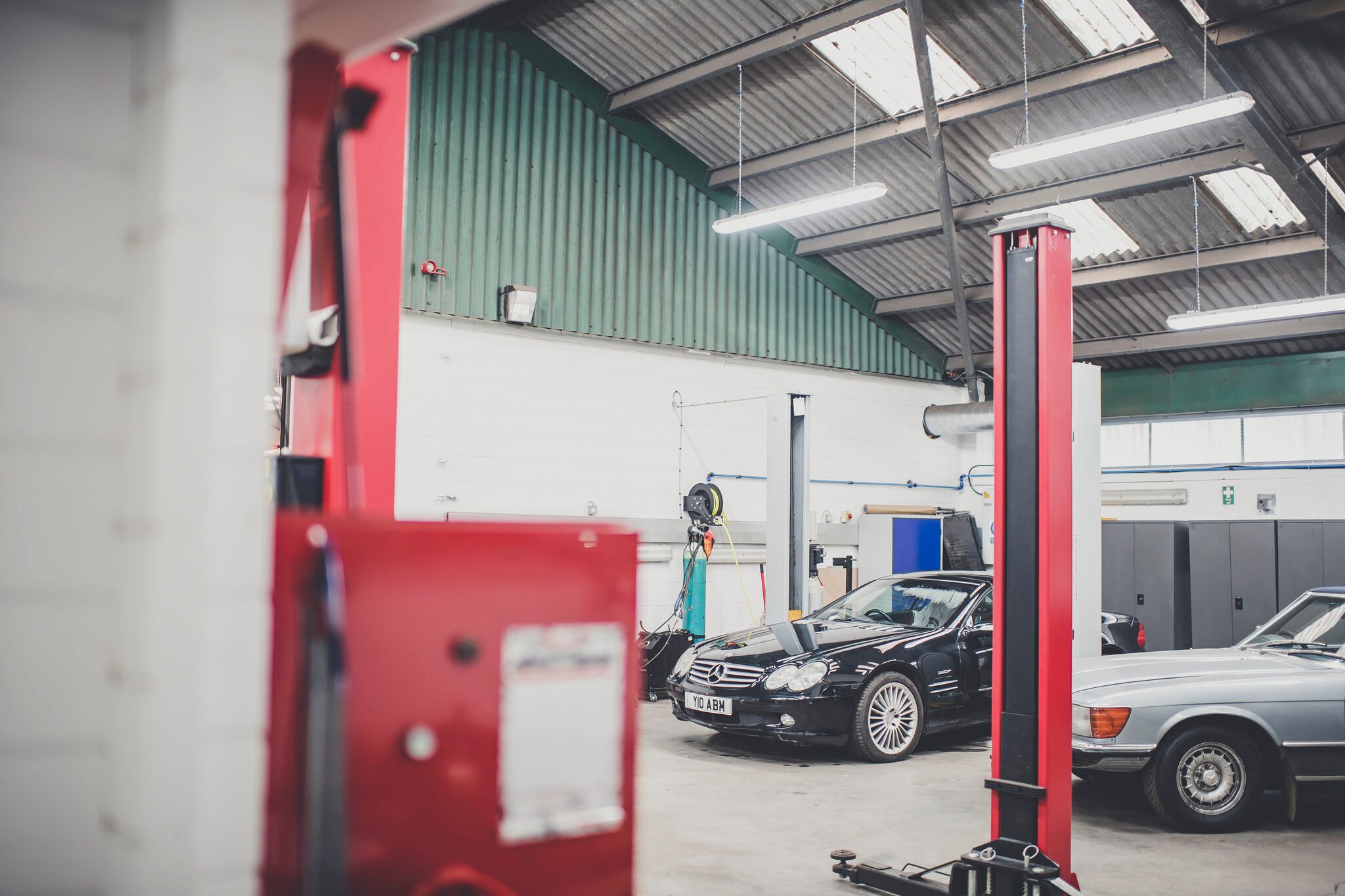 Callum watching an R129 SL's roof operate. 