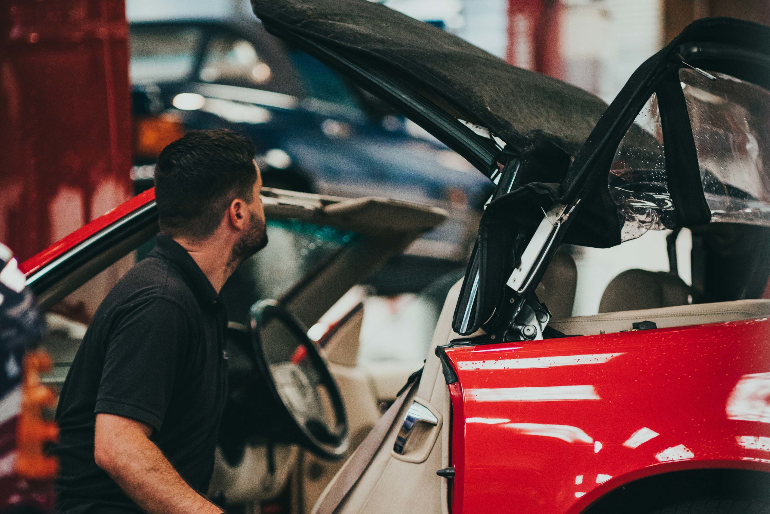 Callum watching an R129 SL's roof operate. 